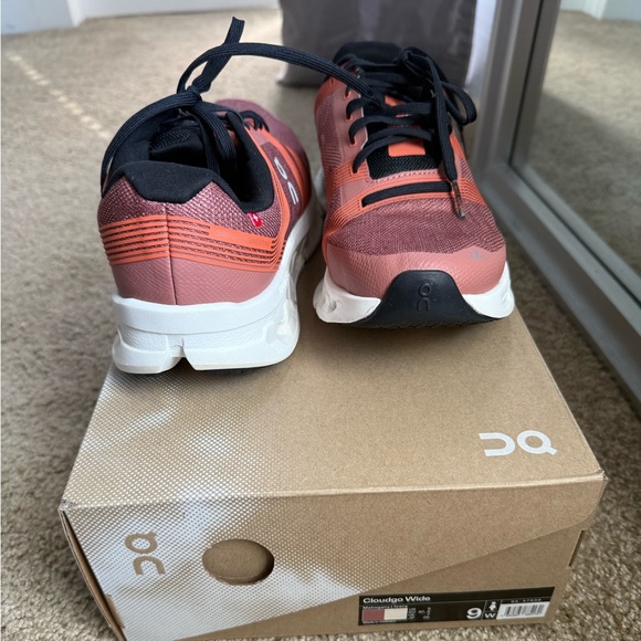 On Running' CloudGo Wide Shoes - Picture 3 of 13